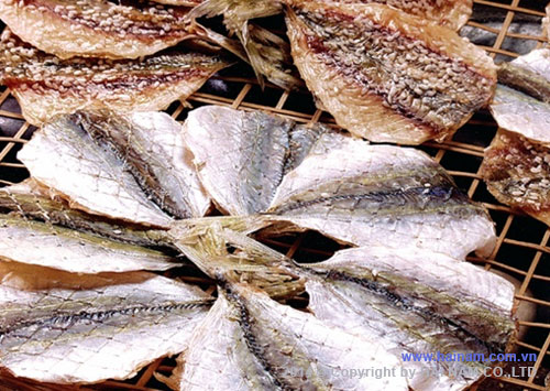 Dried seasoned sardine (mamakari) butterfly-cut, with sesame<br />Latin name: Sardinella gibbosa<br />Size: 5-6 cm, 6-7 cm, 7-8 cm, 8-9 cm